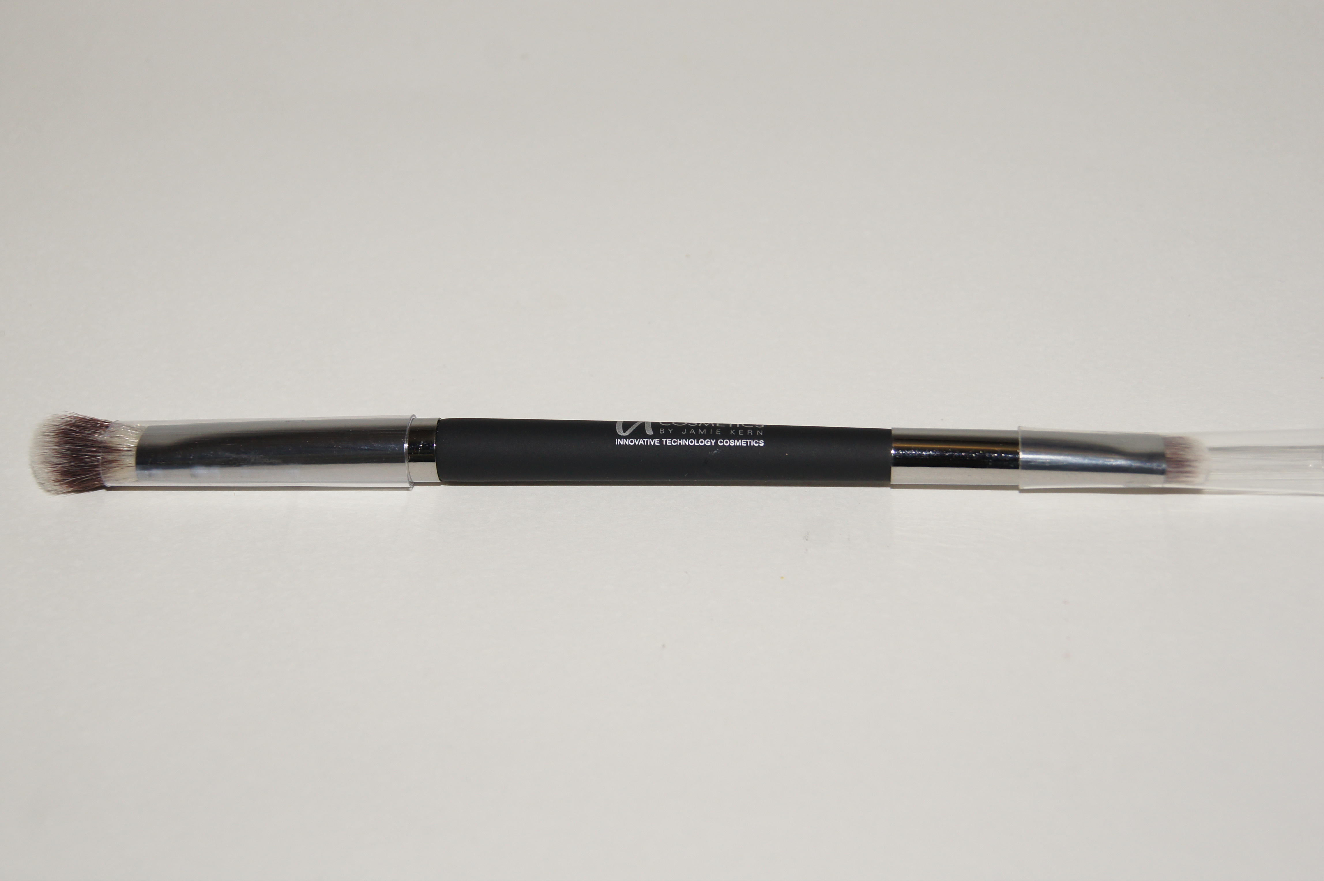 IT Cosmetics “No Tug” Heavenly Luxe Dual Airbrush Eyeshadow Brush